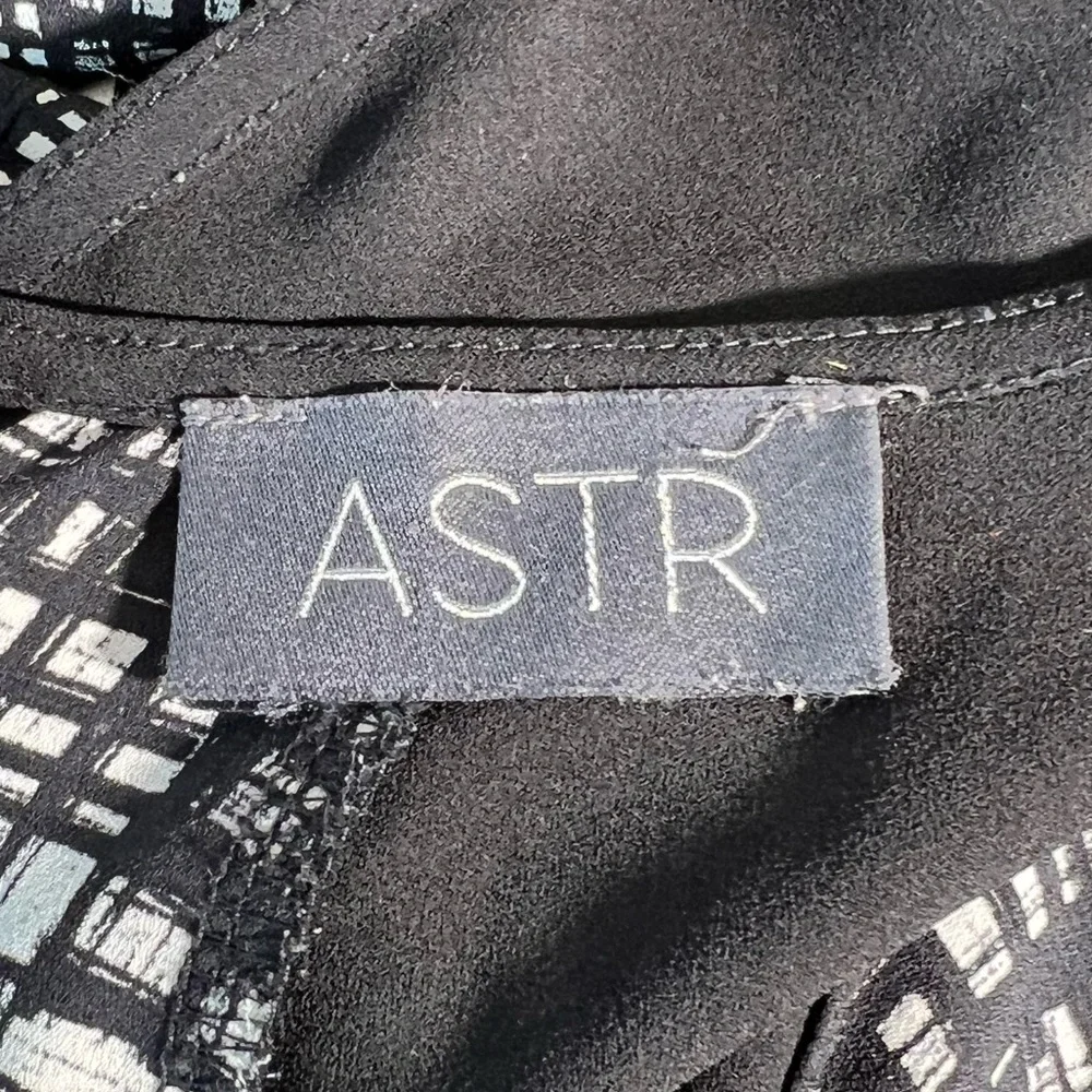 ASTR Black & White Sleeveless Mixed Media Blouse, Abstract Geometrical Design, M - Picture 6 of 7
